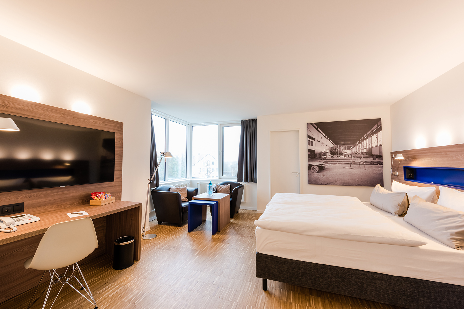 Standard-Zimmer mit Schreibtisch und Sitzecke
