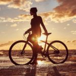 Fahrradfahrerin am Meer